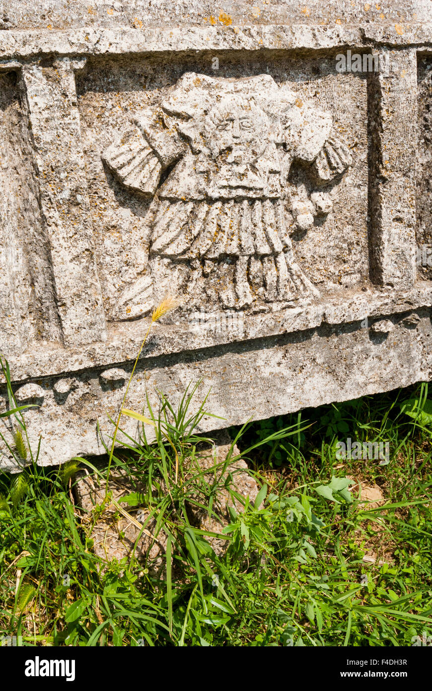 Sarcophage romain avec hauts-reliefs à l'église San Pietro, Tuscania, Viterbe, Latium, Italie. Banque D'Images