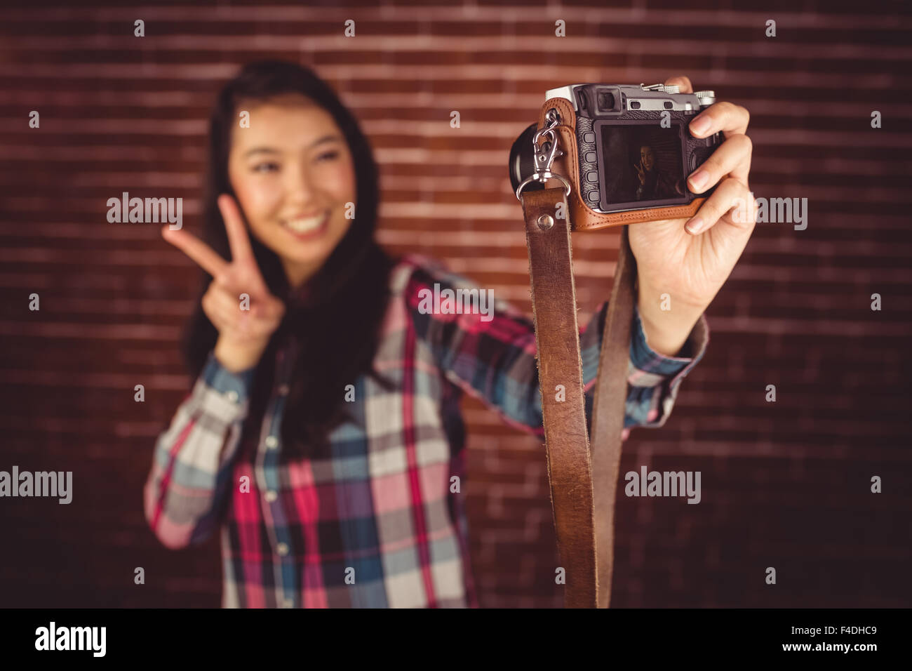 Hipster attrayant gesturing peace sign Banque D'Images