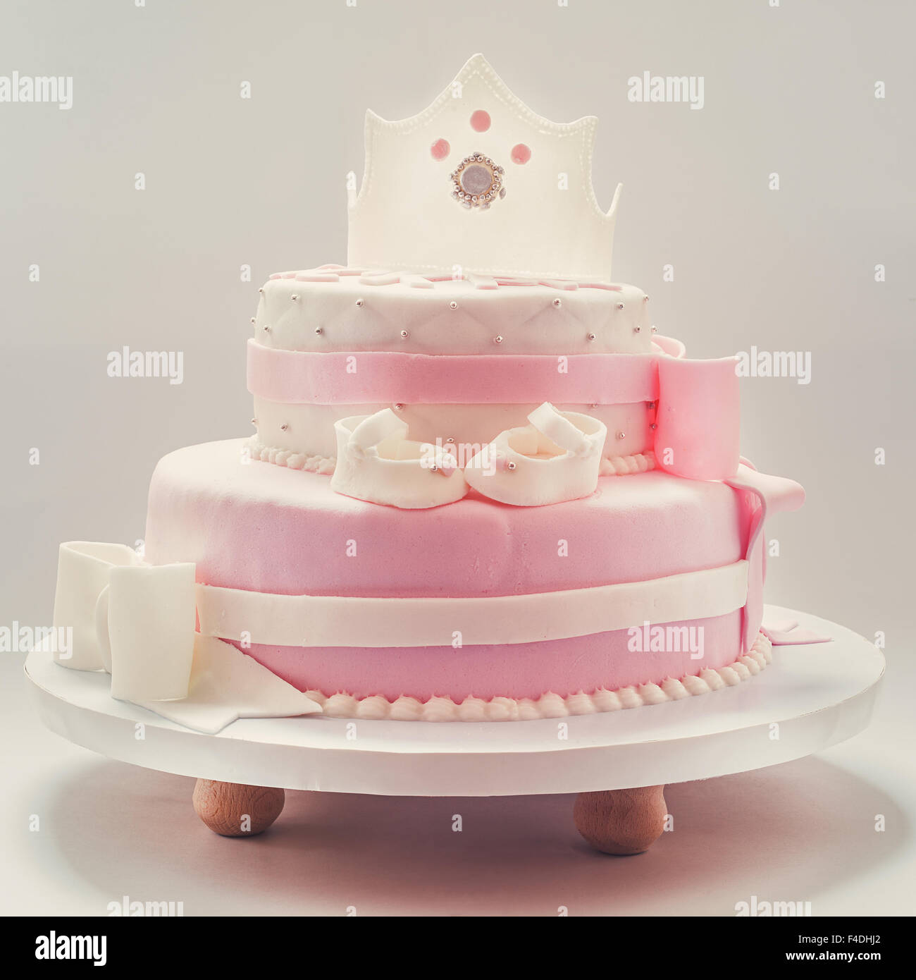 Détails de décoration d'un gâteau d'anniversaire pour petite fille, en rose et blanc. Banque D'Images
