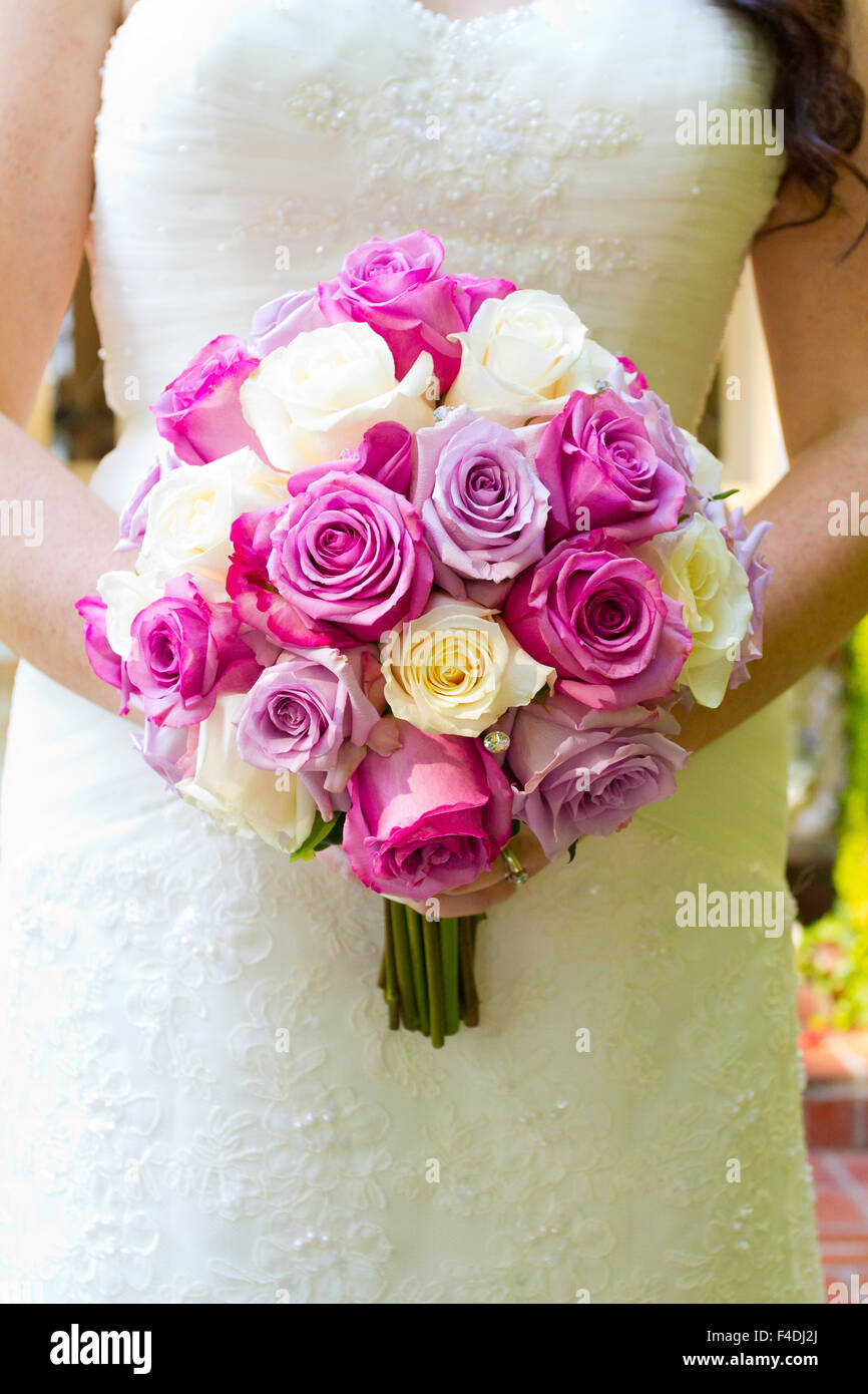 Bride holding bouquet de fleurs le jour de son mariage. Banque D'Images