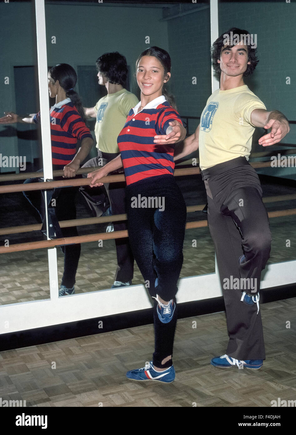 Les adolescents américains Tai Babilonia, 18, et Randy Gardner, 19 ans, de l'exercice avant de pratiquer leurs routines paire patinage sur glace en 1977 à une patinoire dans le sud de la Californie, USA. Ils ont gagné une médaille d'or aux Championnats du monde de patinage artistique 1979, et qualifié pour les Jeux Olympiques d'hiver de 1976 et 1980. Le jeune couple a également remporté cinq Championnats de patinage artistique des États-Unis dans une rangée de 1976 à 1980. La célébrité star, les patineurs sont les artistes interprètes ou exécutants dans Ice Capades montre de 1980 à 1983. La paire est resté skating partenaires pendant près de 40 ans jusqu'à sa retraite du sport en 2008. Photo historique. Banque D'Images