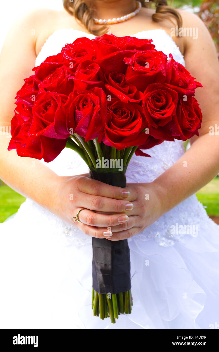 Bride holding bouquet de fleurs le jour de son mariage. Banque D'Images