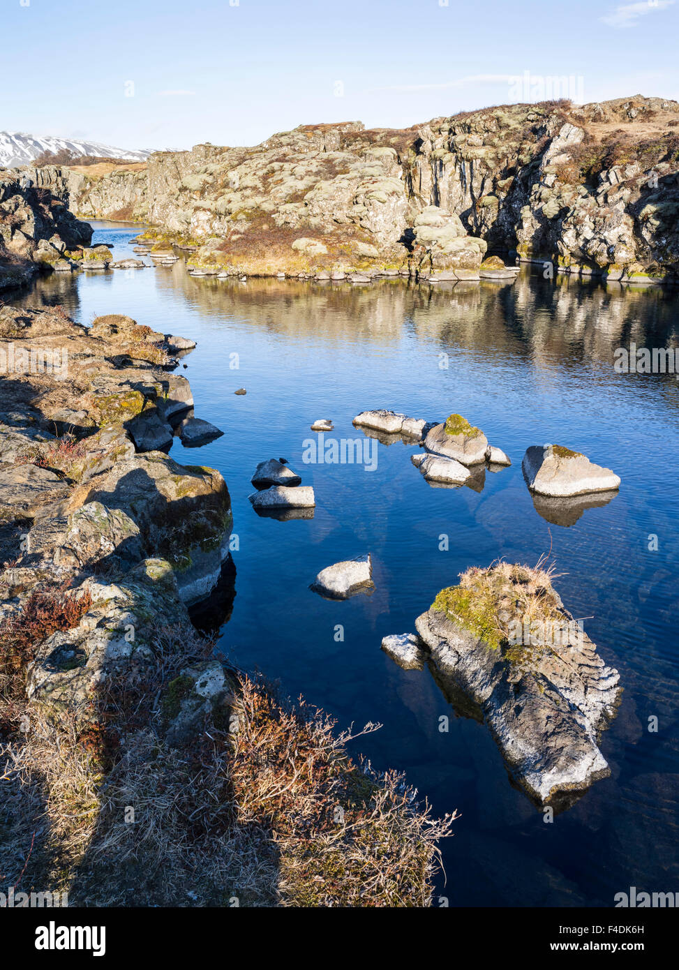 Le Parc National de Thingvellir en Islande au cours de l'hiver. Thingvellir est inscrit comme site du patrimoine mondial de l'UNESCO. La fissure géologique Flosagja au coucher du soleil. L'Europe, l'Europe du nord, Scandinavie, Islande, Mars (grand format formats disponibles) Banque D'Images