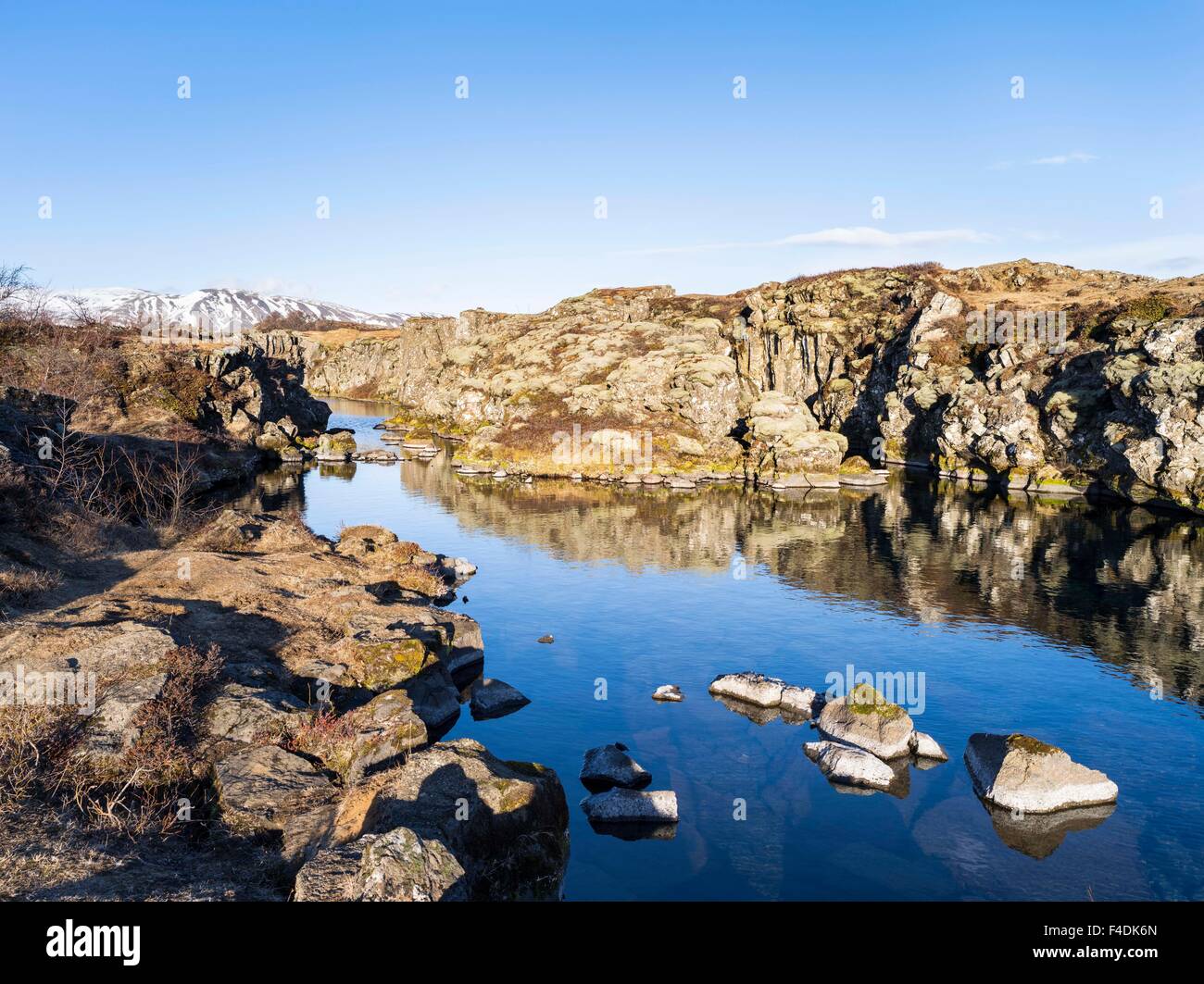 Le Parc National de Thingvellir en Islande au cours de l'hiver. Thingvellir est inscrit comme site du patrimoine mondial de l'UNESCO. La fissure géologique Flosagja au coucher du soleil. L'Europe, l'Europe du nord, Scandinavie, Islande, Mars (grand format formats disponibles) Banque D'Images