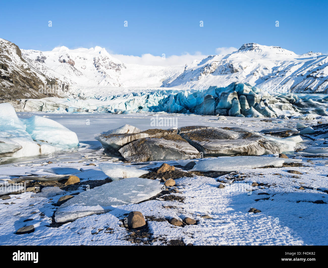 Glacier de Vatnajokull Svinafellsjoekull dans NP en hiver vers Haarausfall,  Oraefajokull et Hvannadalshnukur, le plus haut sommet d'Islande, vue sur le  lac gelé et la fonte des glaciers, l'Islande avant. Tailles disponibles (