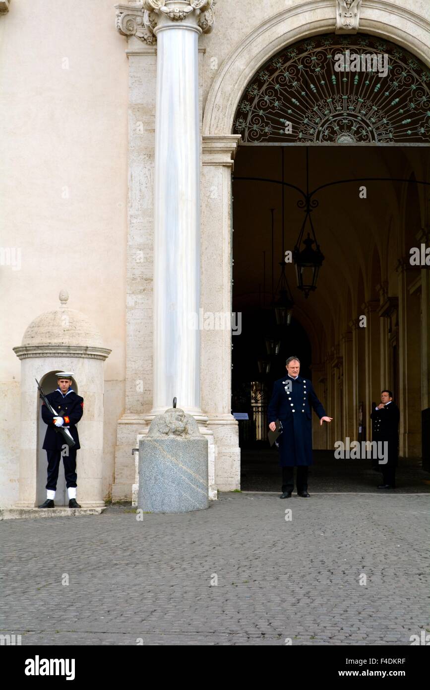 Des gardes au palais du Quirinal les bâtiments du Parlement européen à Rome Italie Banque D'Images