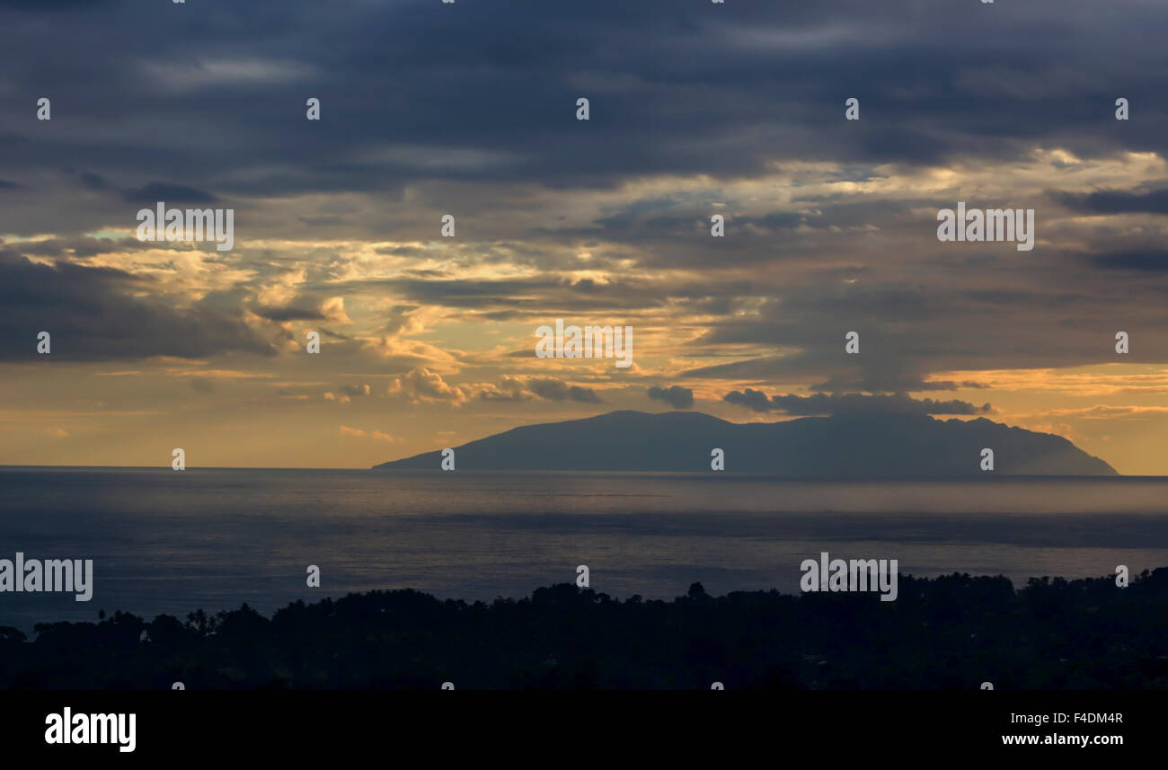 Le coucher de soleil vu de Dili, capitale du Timor oriental Banque D'Images