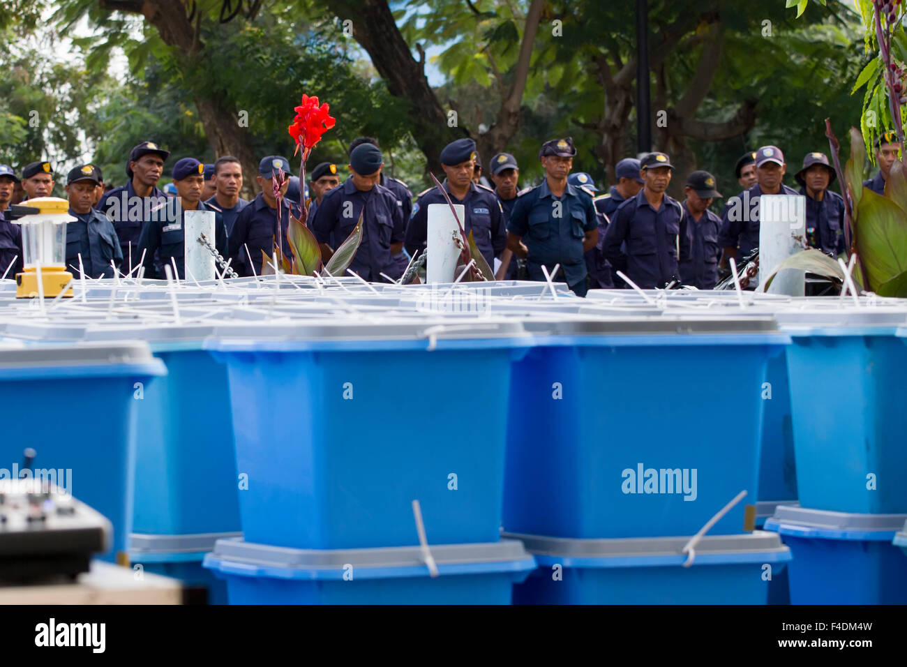 Les agents de police la queue pour livrer le matériel électoral dans les bureaux de vote lors des élections générales de 2012 au Timor oriental Banque D'Images