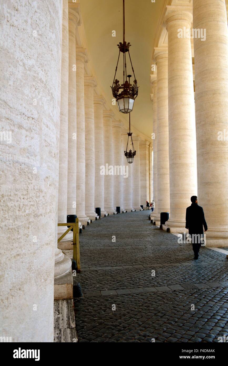 Colonnes de la Place Saint Pierre au Vatican, Rome, Italie Banque D'Images