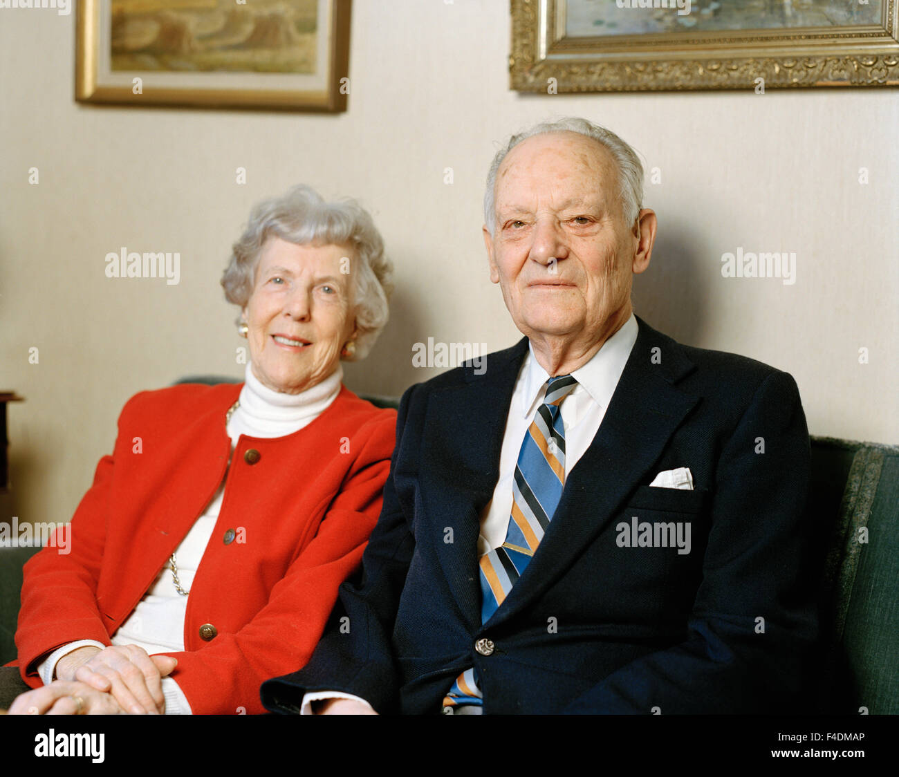 Un couple assis dans un canapé. Banque D'Images