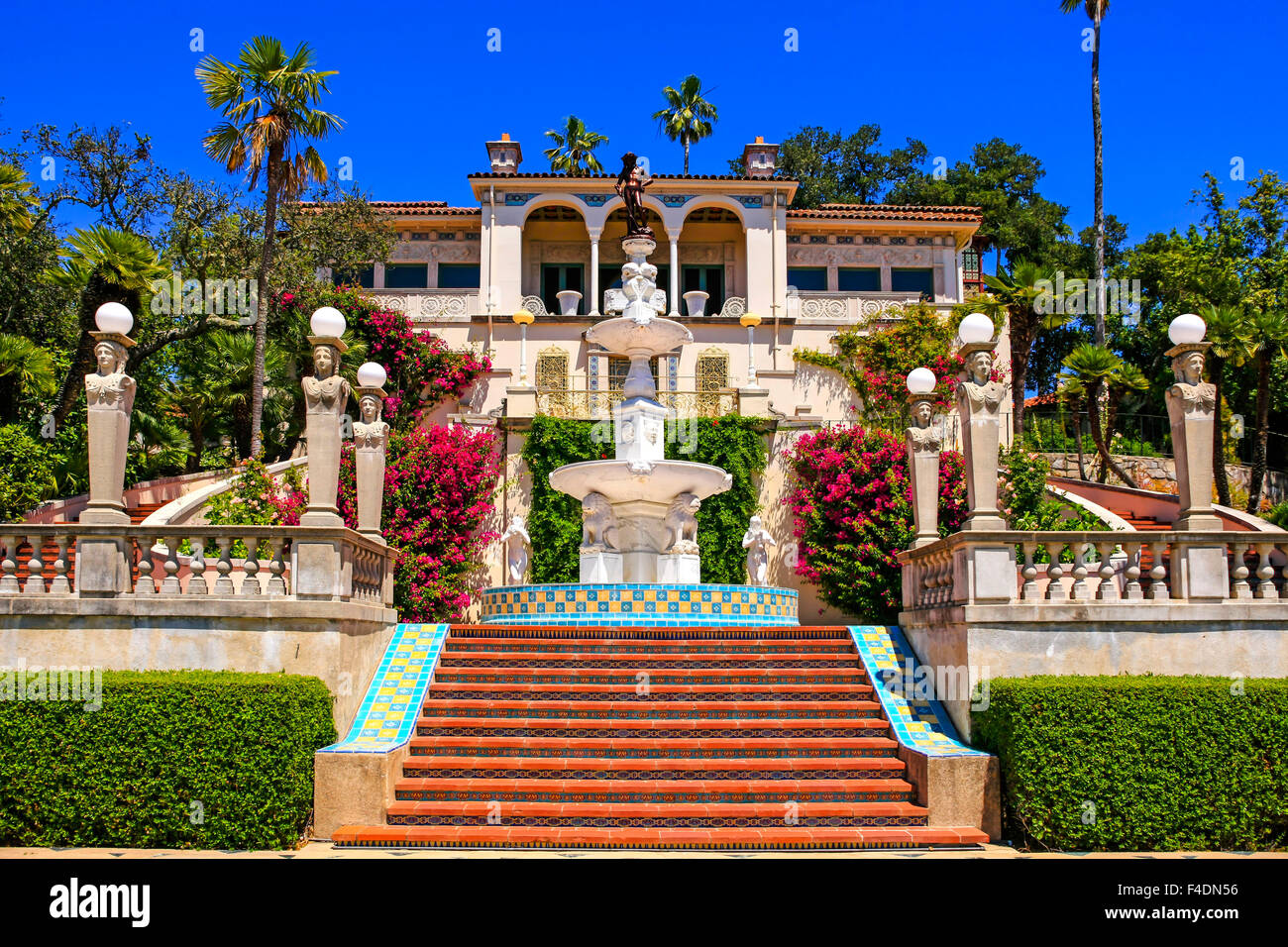 L'escalier menant de la maison à la piscine Neptune au Château Hearst près de San Simeon, en Californie Banque D'Images