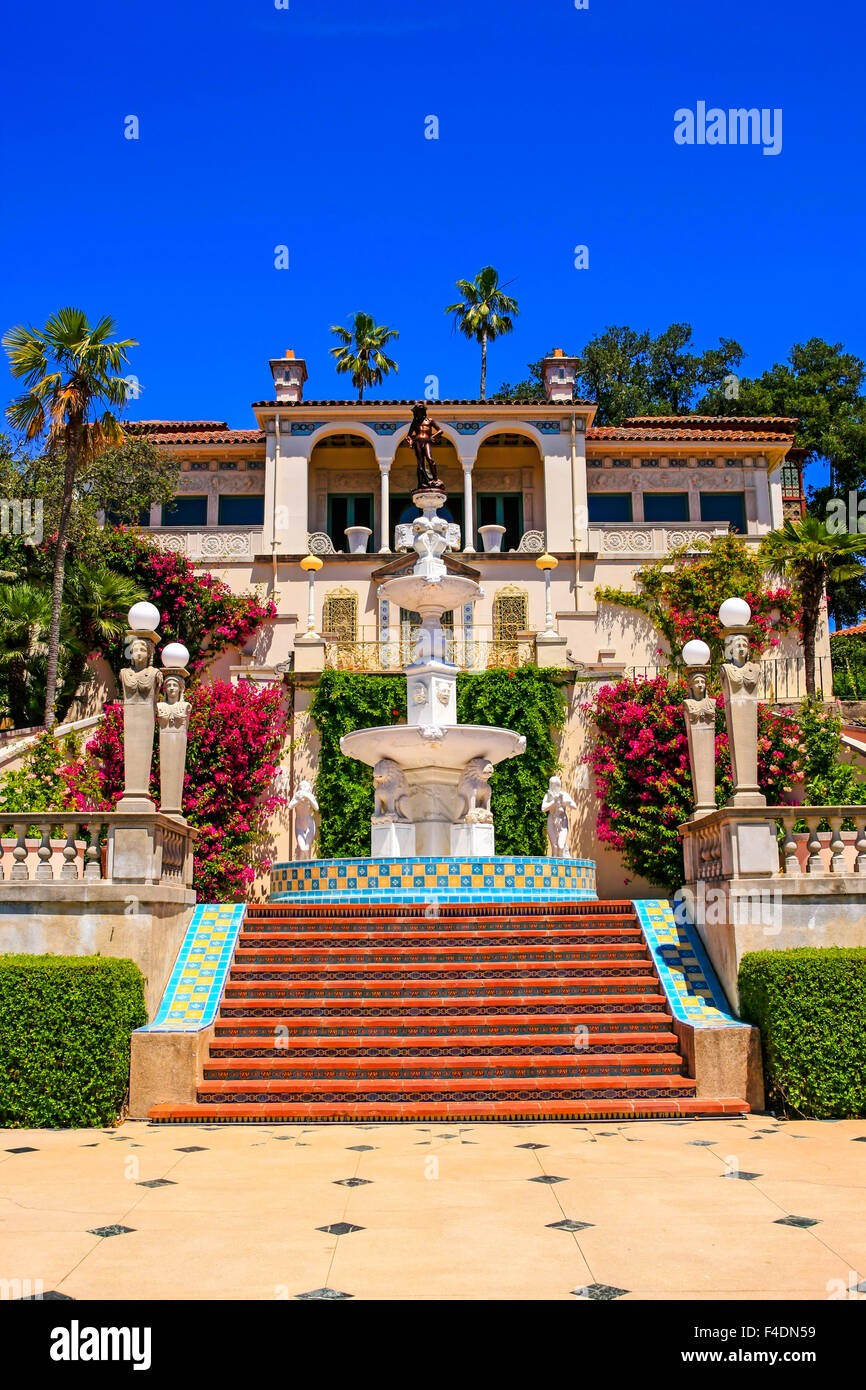 L'escalier menant de la maison à la piscine Neptune au Château Hearst près de San Simeon, en Californie Banque D'Images