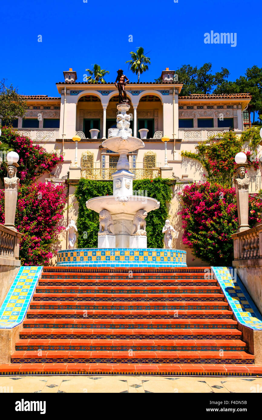 L'escalier menant de la maison à la piscine Neptune au Château Hearst près de San Simeon, en Californie Banque D'Images