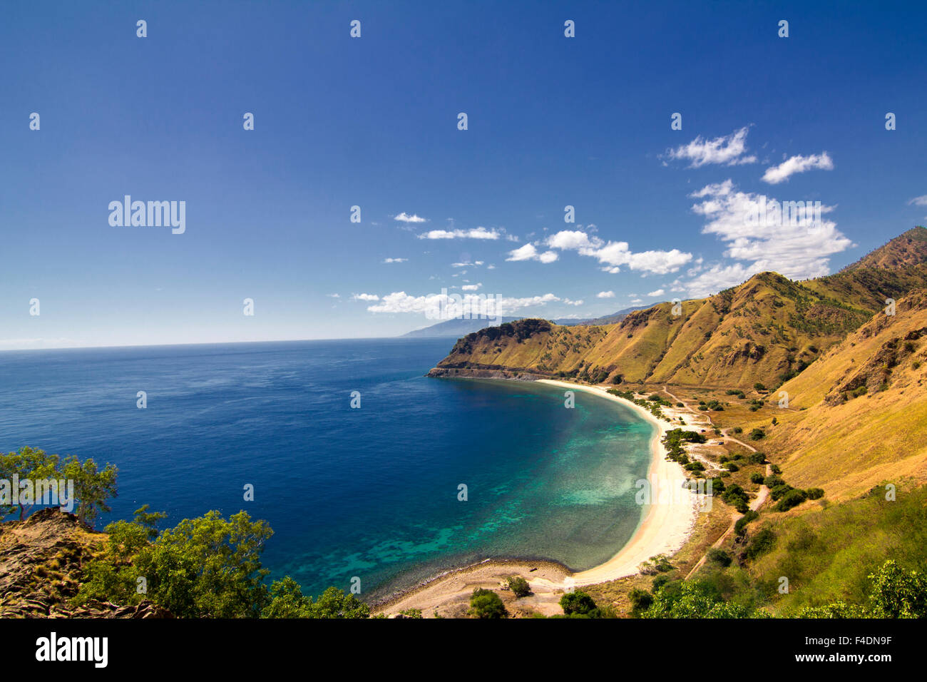 Plage tropicale au Timor oriental comme vu de Cristo Rei Statue à Dili, au Timor oriental Banque D'Images