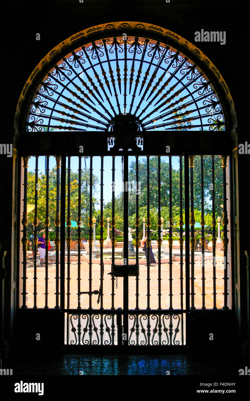 Les portes d'entrée à l'intérieur du foyer à la Hearst Castle près de San Simeon, en Californie Banque D'Images