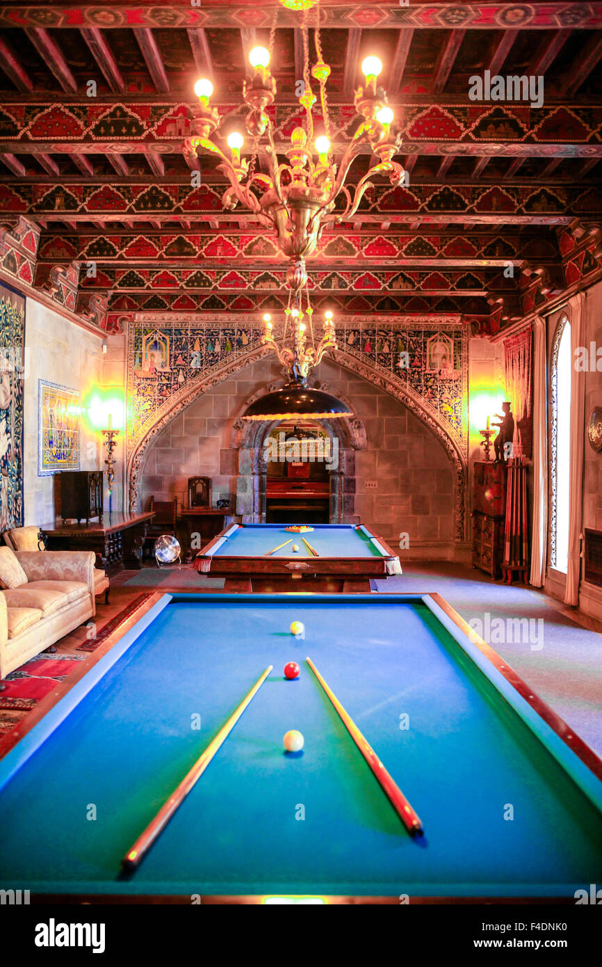 La salle de jeux avec tables de billard à l'intérieur du château Hearst près de San Simeon, en Californie Banque D'Images