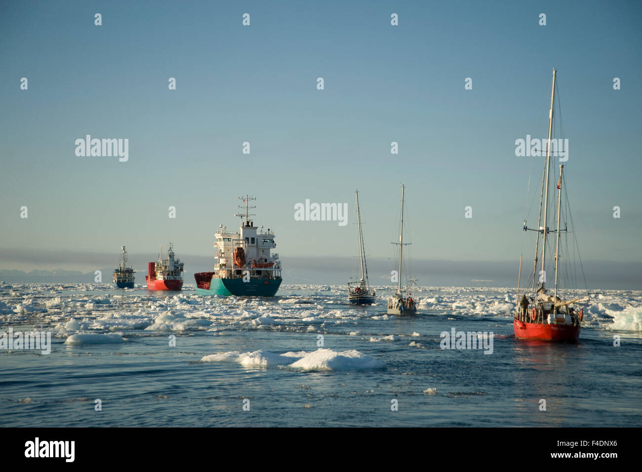 La Norvège, Spitzberg, Longyearbyen, Isfjorden. Une caravane de navires de briser la glace de mer inhabituelles amassé en dehors de Longyearbyen en juillet. Banque D'Images