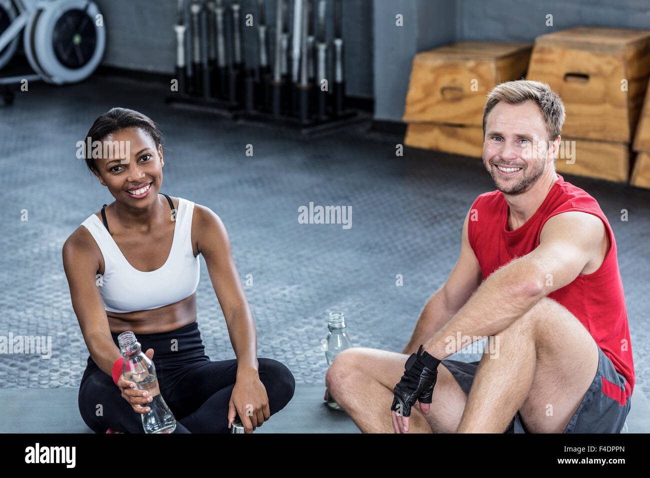 La séance couple parler ensemble Banque D'Images