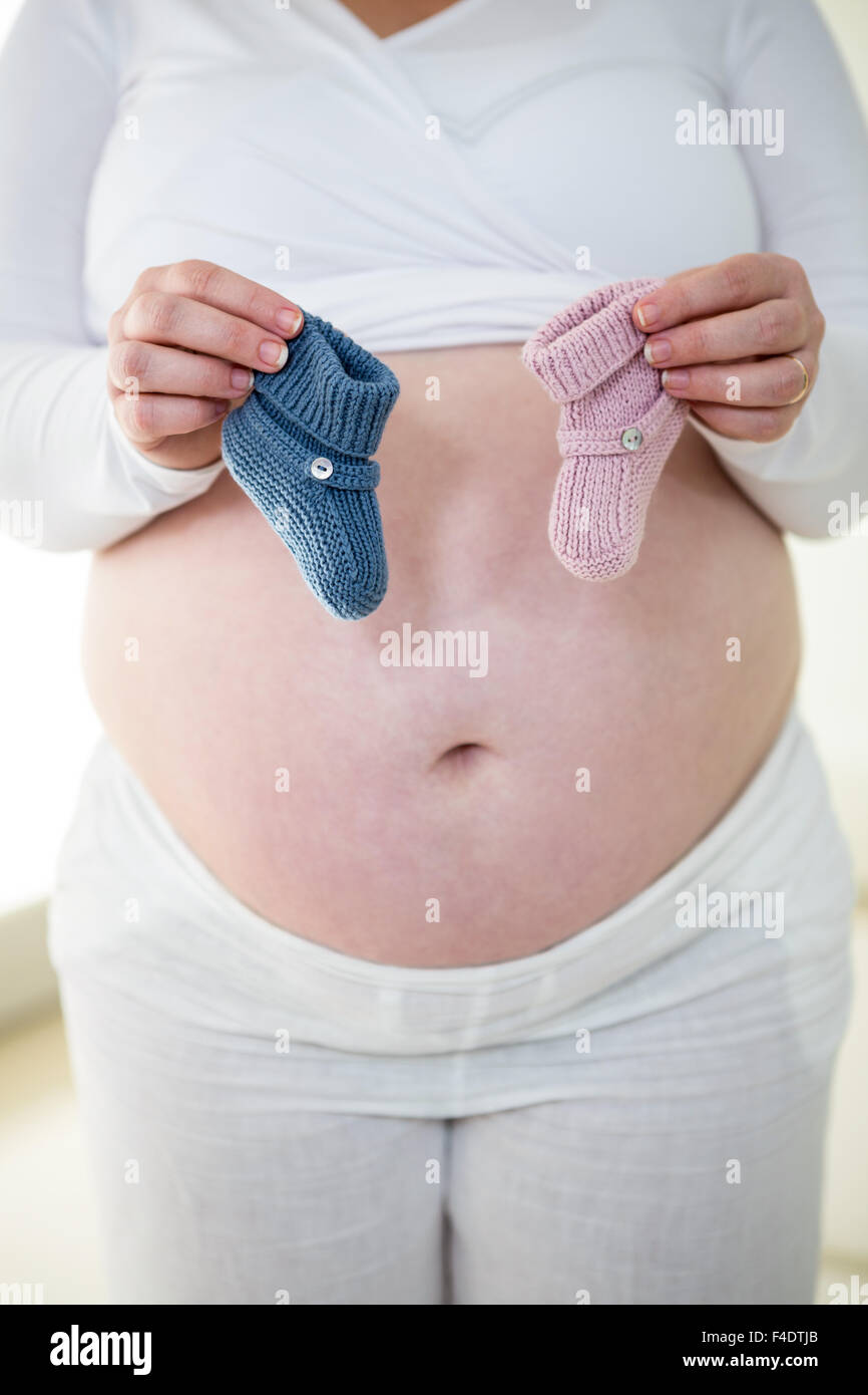 Pregnant woman holding Baby socks Banque D'Images