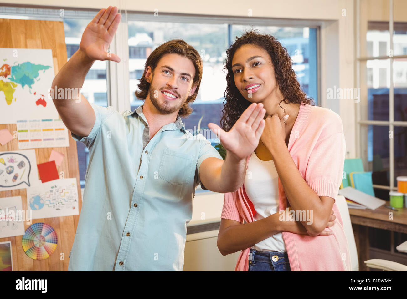 Creative businessman gesturing en expliquant mon collègue in office Banque D'Images Creative businessman gesturing en expliquant mon collègue in office Banque D'Images