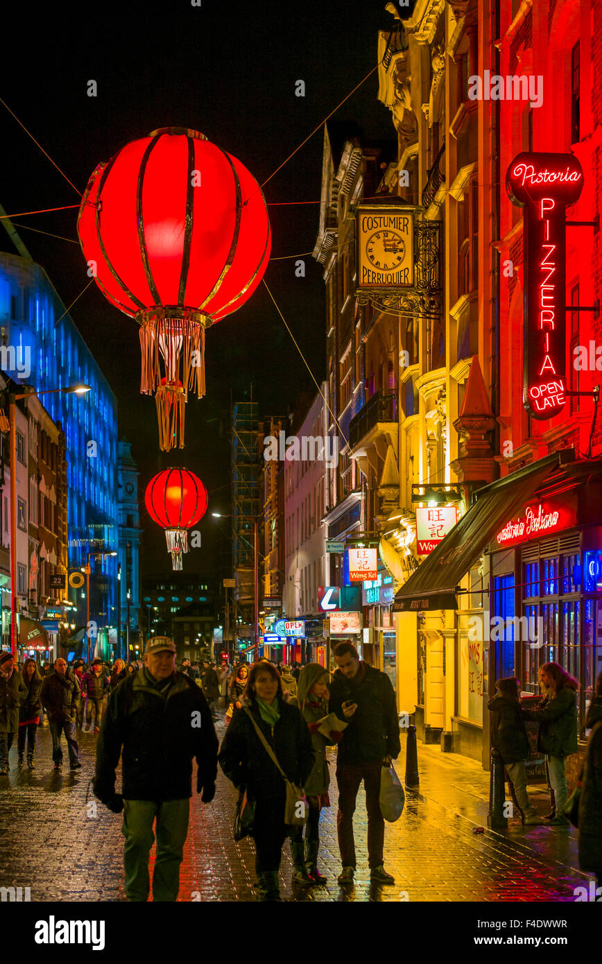 L'Angleterre, Londres, Soho, Chinatown, Wardour Street, lanternes chinoises, soir Banque D'Images