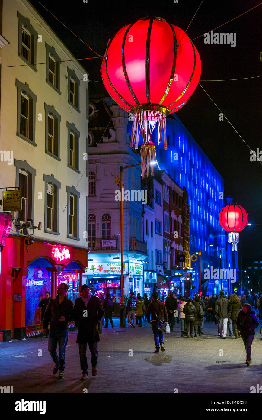 L'Angleterre, Londres, Soho, Chinatown, Wardour Street, lanternes chinoises, soir Banque D'Images
