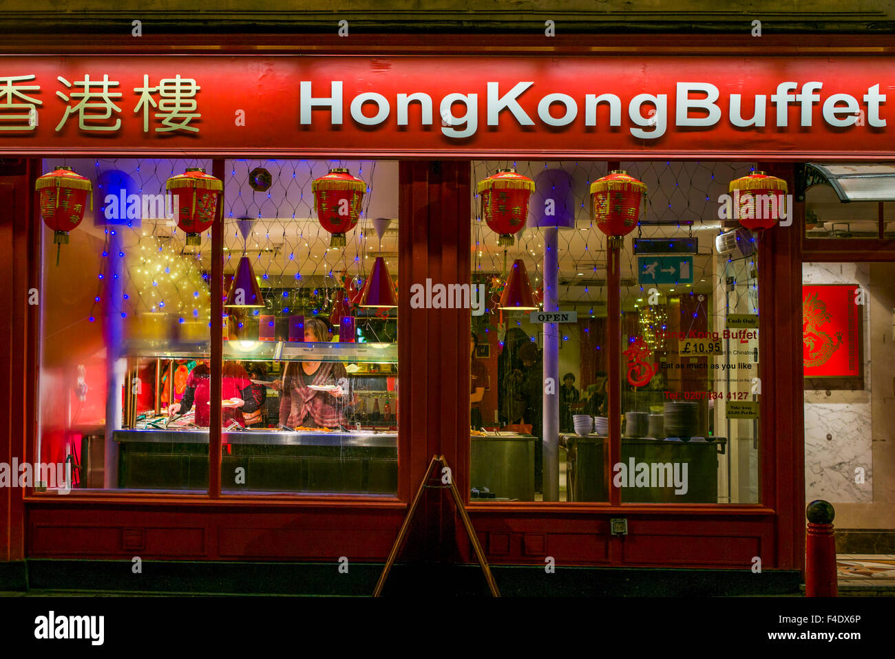 L'Angleterre, Londres, Soho, Chinatown, Wardour Street, Hong Kong restaurant Buffet, soir Banque D'Images