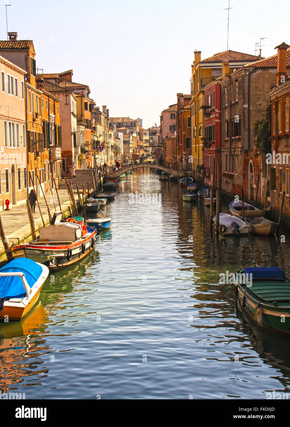 Vue romantique et coloré de l'un des nombreux canaux de Venise Banque D'Images