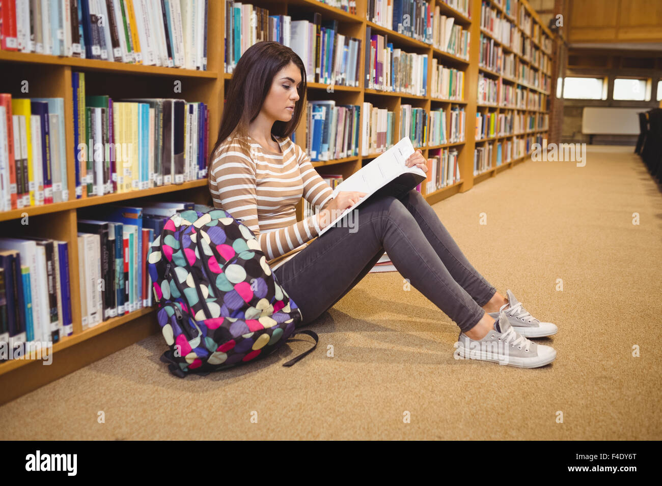Les jeunes filles l'apprentissage des élèves dans la bibliothèque Banque D'Images Les jeunes filles l'apprentissage des élèves dans la bibliothèque Banque D'Images