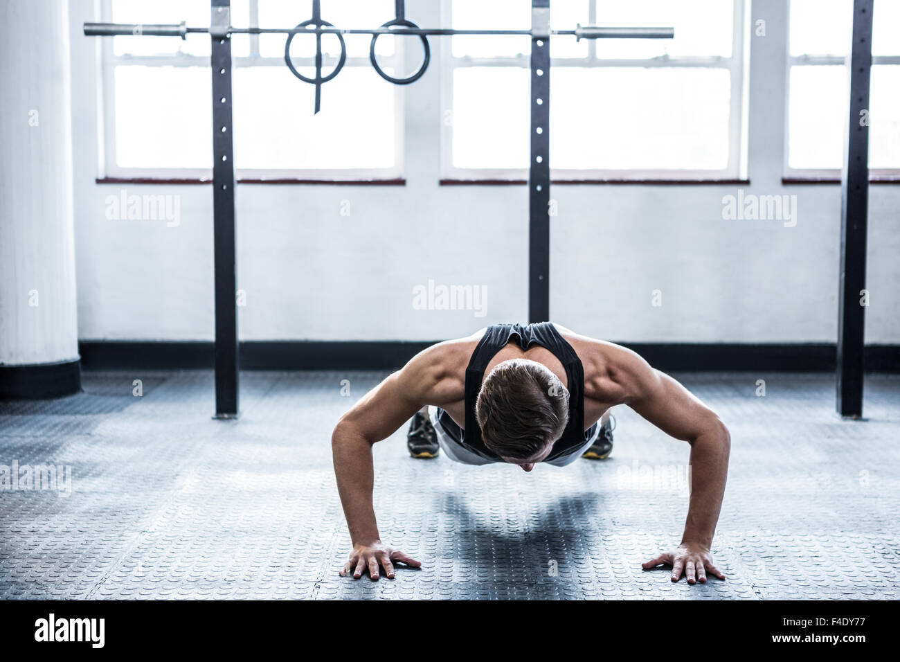 L'homme fit faire poussez se lève Banque D'Images