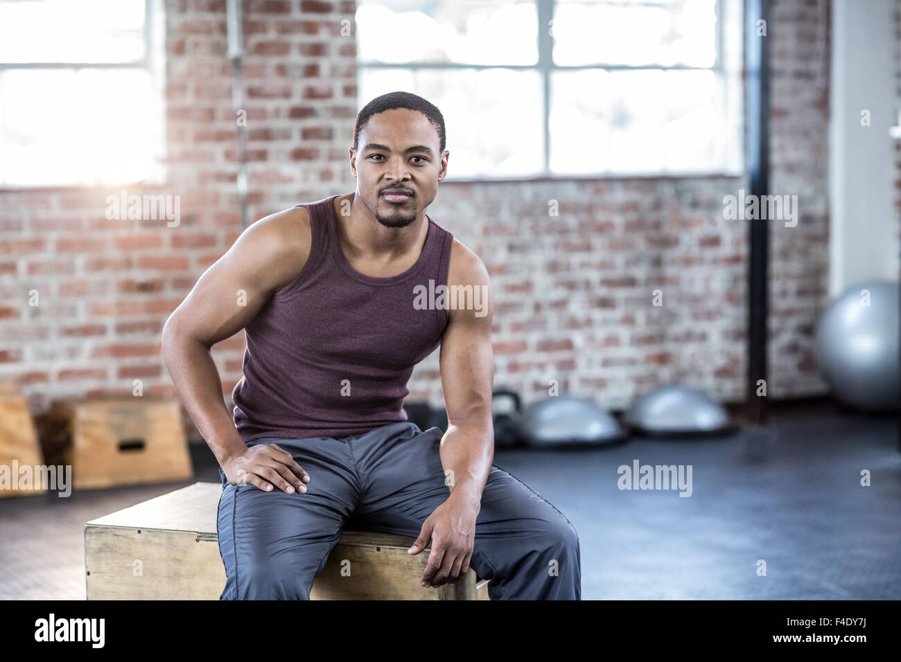 Homme assis sur plyo fort Banque D'Images