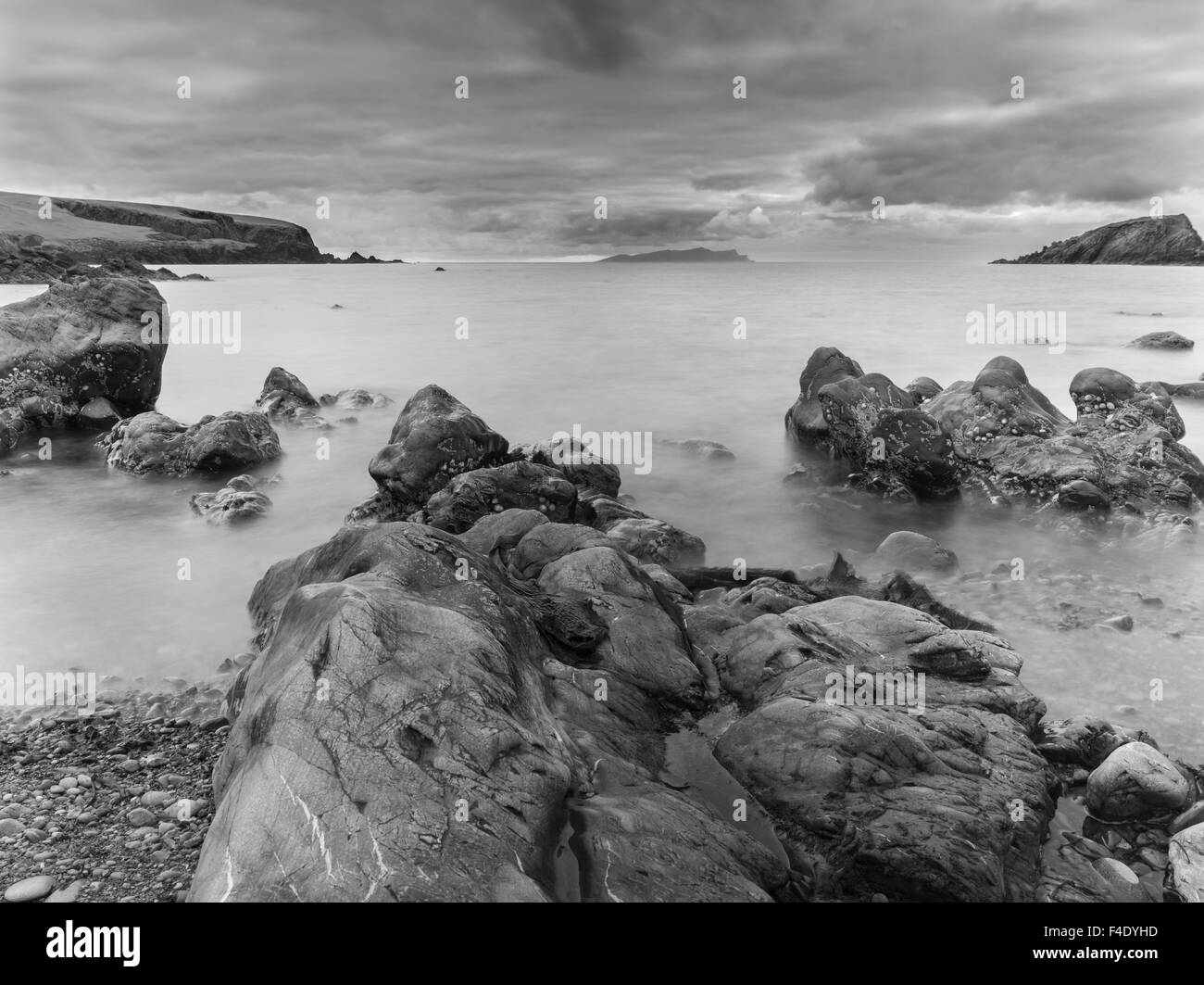 Le paysage littoral ouest Shetland. près de Dale, le Cda de Dale, île de Foula en arrière-plan. Shetland, Ecosse, îles du Nord. Tailles disponibles (grand format) Banque D'Images