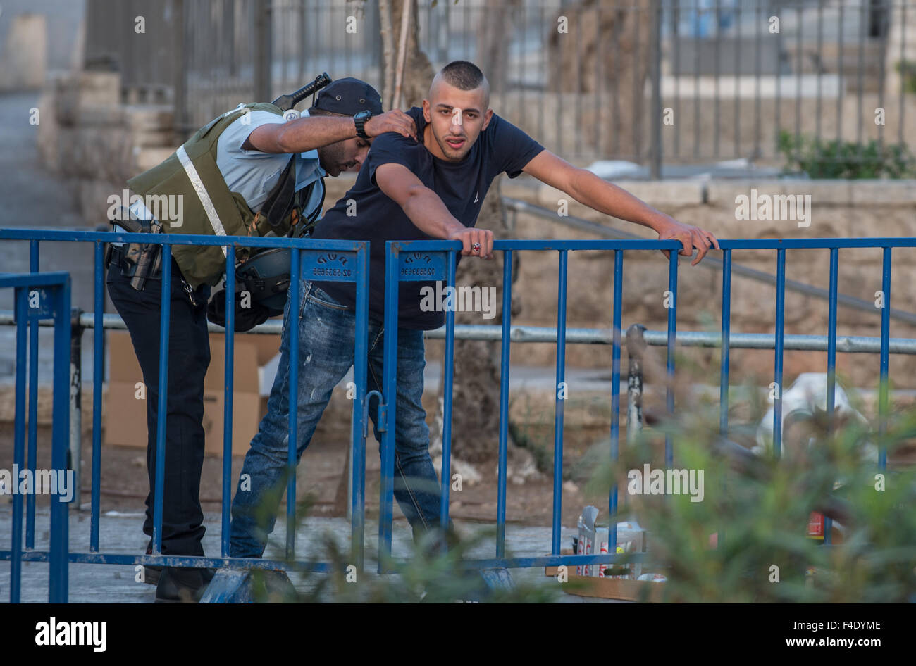 Jérusalem. 16 Oct, 2015. Un Palestinien est fouillée par un policier israélien à la Porte de Damas dans la vieille ville de Jérusalem, le 16 octobre 2015. Cinq Palestiniens ont été tués vendredi dans des affrontements qui ont éclaté entre Palestiniens et l'armée israélienne en Cisjordanie et dans la bande de Gaza, selon des sources médicales. Les factions palestiniennes ont appelé à une journée de 'rage', et d'une escalade de la manifestations populaires contre l'occupation israélienne en Cisjordanie, Jérusalem-Est et la bande de Gaza, entre la tension qui entre dans sa troisième semaine consécutive. Crédit : Li Rui/Xinhua/Alamy Live News Banque D'Images