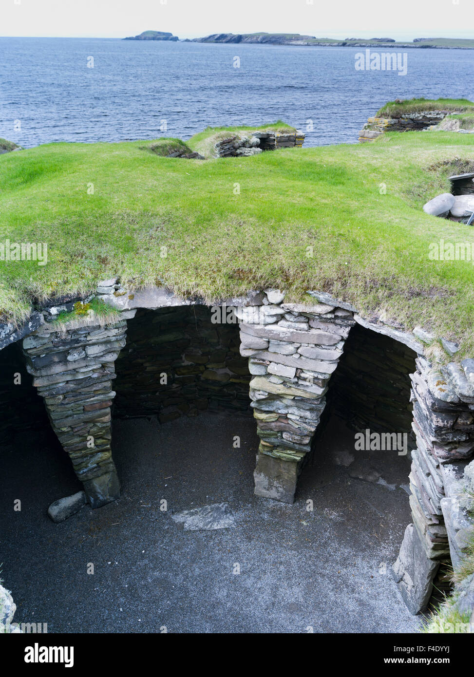 Site archéologique de Jarlshof au sujet des îles Shetland, qui était habitée du néolithique au Moyen Âge. Les timoneries datant de l'âge du fer. Tailles disponibles (grand format). Banque D'Images