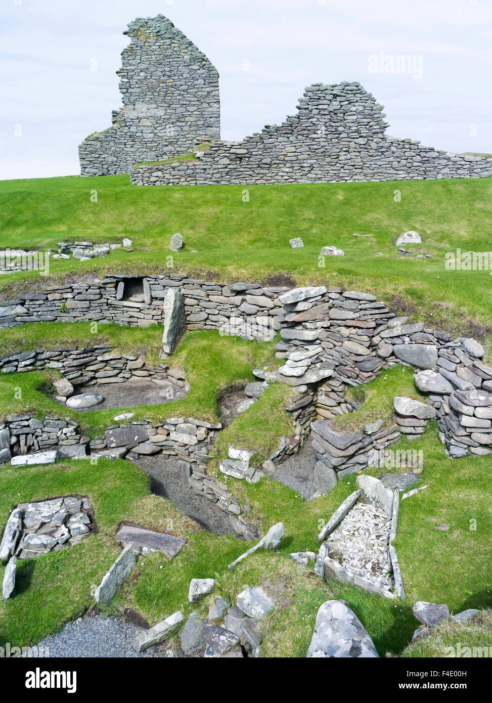 Site archéologique de Jarlshof au sujet des îles Shetland, qui était habitée du néolithique au Moyen Âge. Maisons datant de l'âge du Fer, avec l'ancienne maison du Moyen-Âge. Tailles disponibles (grand format). Banque D'Images