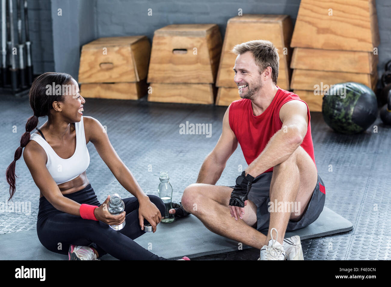 La séance couple parler ensemble Banque D'Images