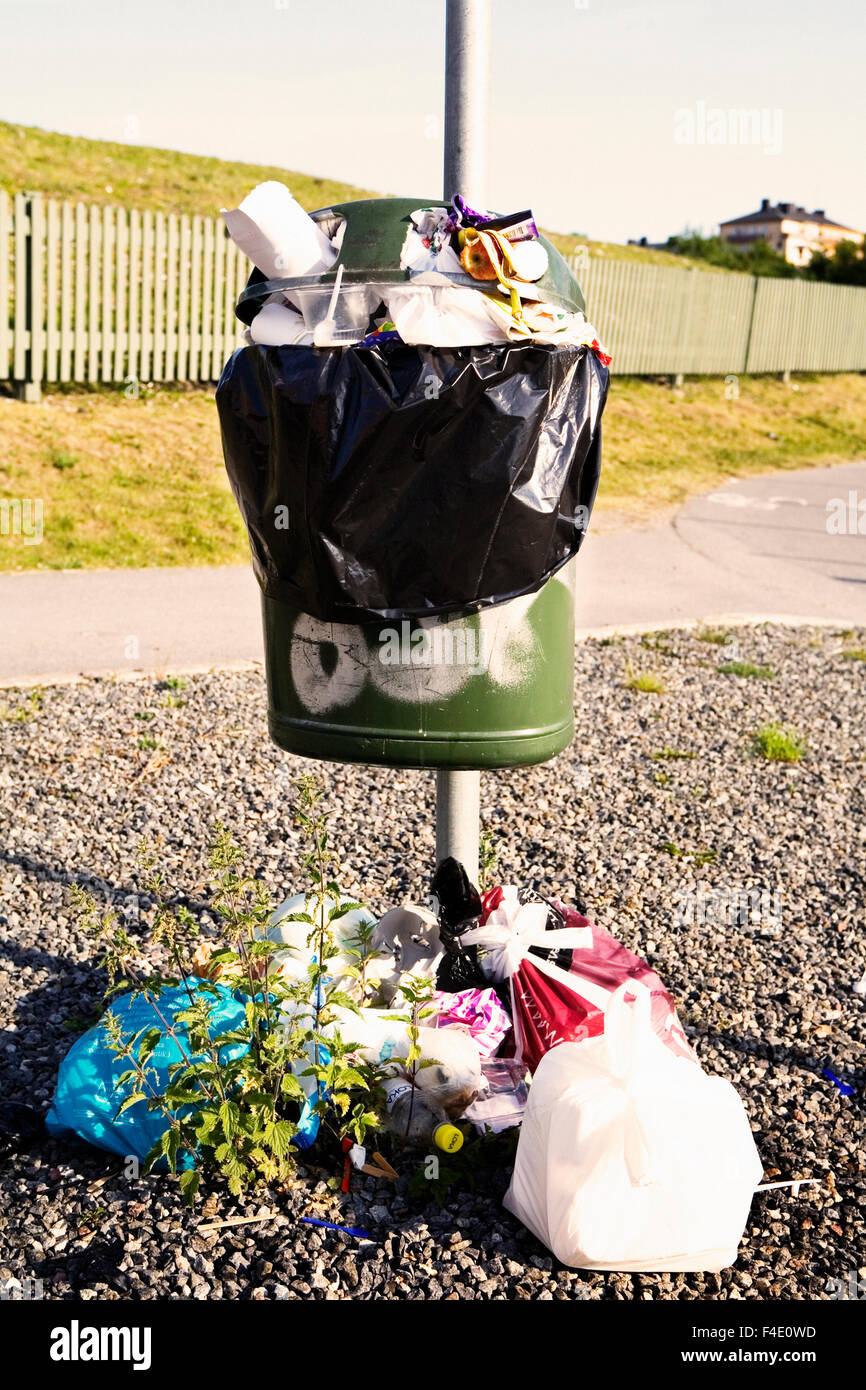 Un trop plein (litterbin, la Suède. Banque D'Images