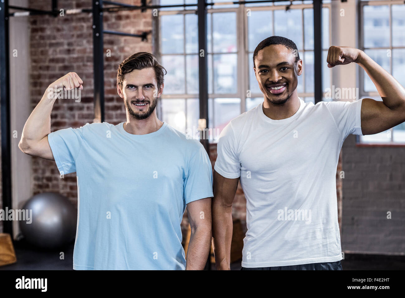 Deux des hommes musclés flexing biceps Banque D'Images