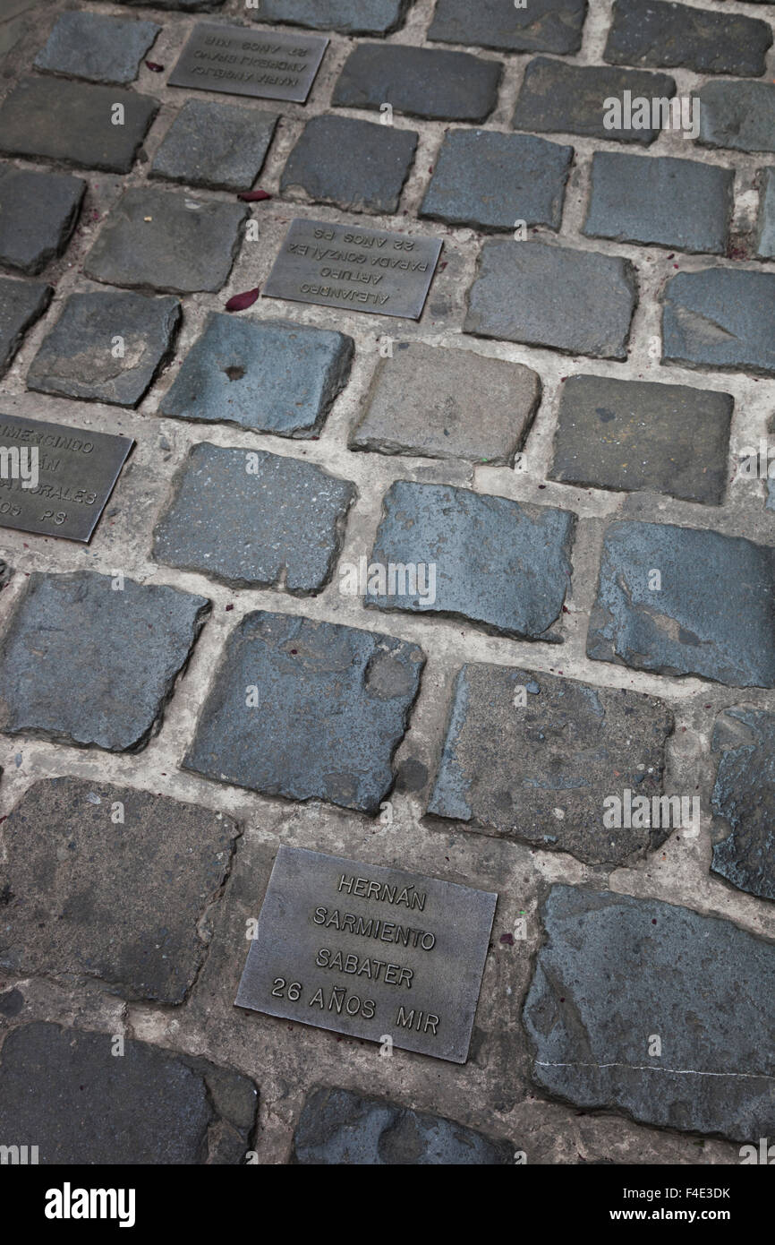 Le Chili, Santiago, Londres 38, les droits de l'homme musée à l'ancien centre de torture de la police secrète, un trottoir avec des noms des victimes de la violence politique. Banque D'Images