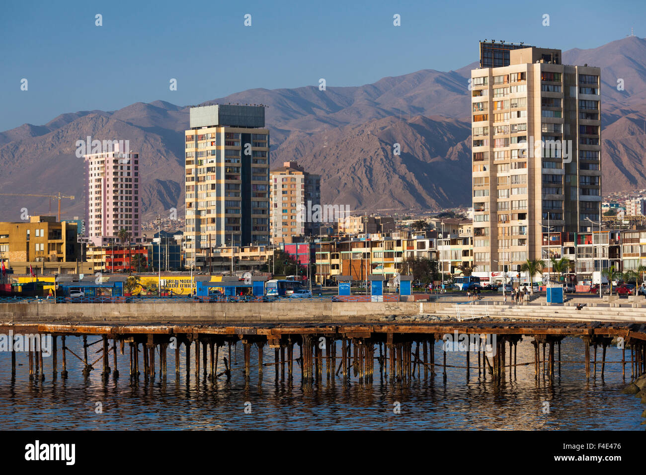 Le Chili, Antofagasta, port avec l'ancienne société Milbourne Clark pier, salpêtre coucher du soleil. Banque D'Images