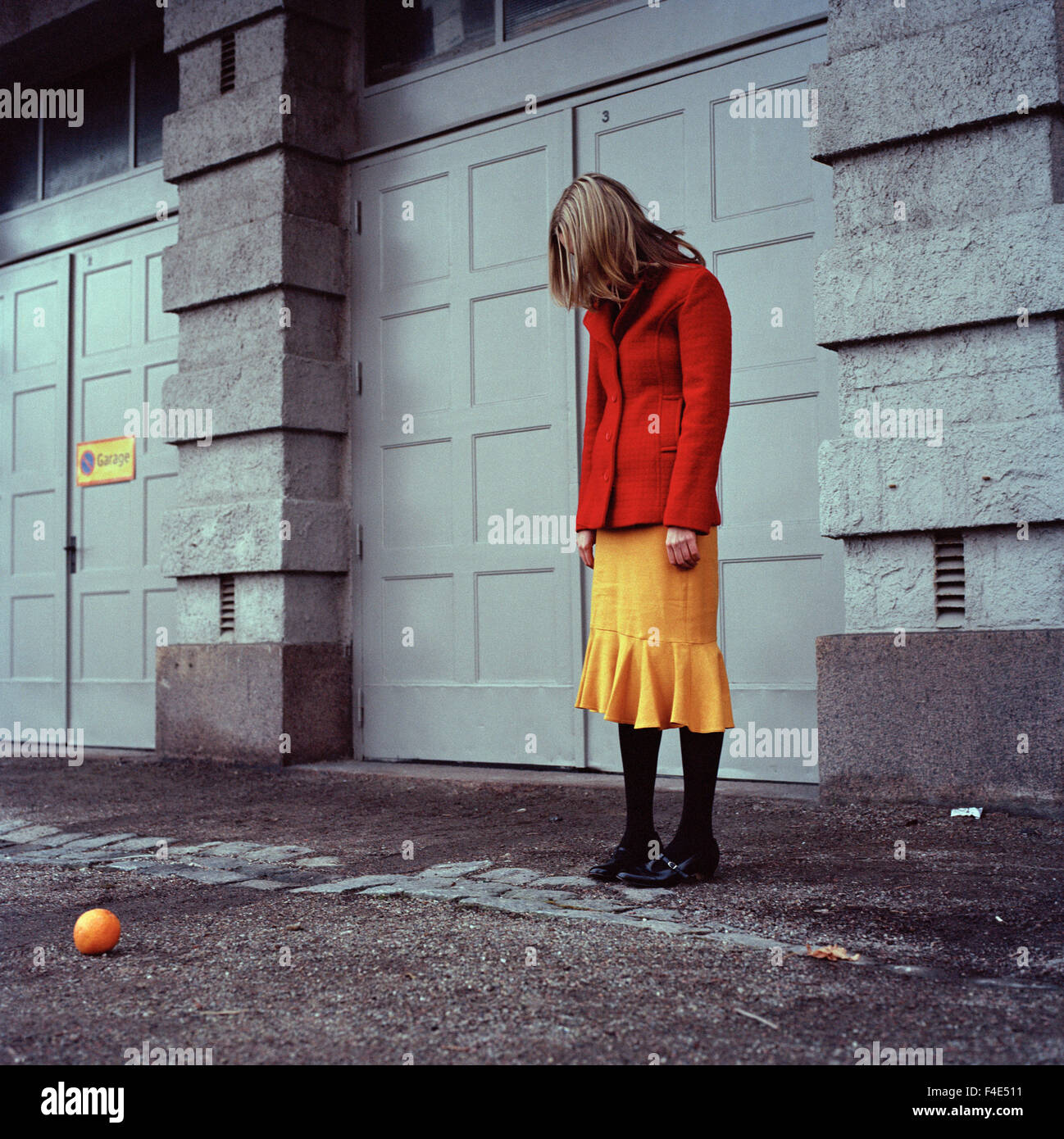Wearing jacket and skirt Banque de photographies et d’images à haute ...