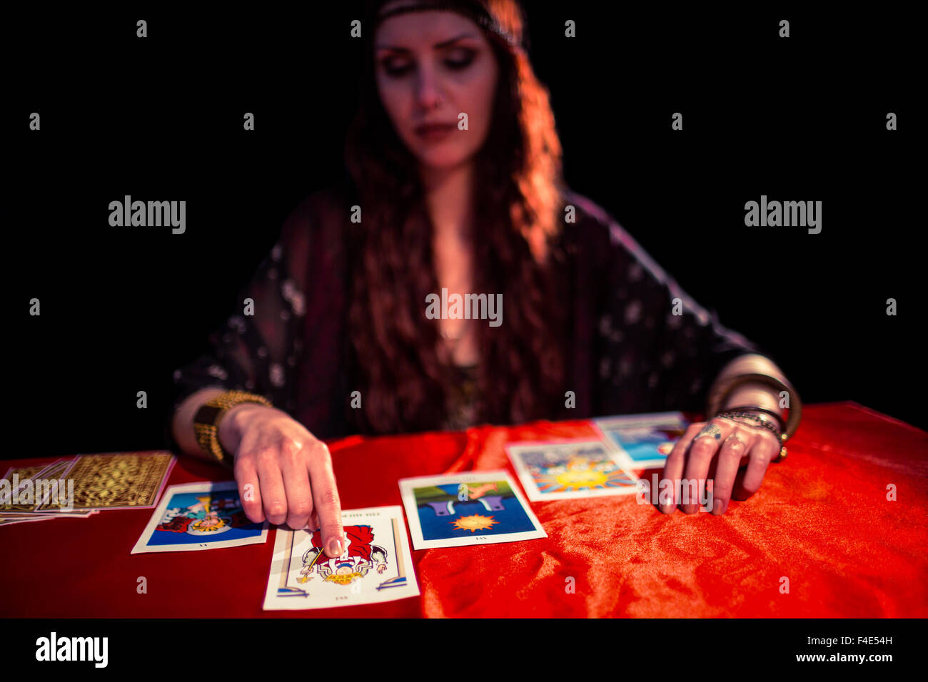 Fortune Teller avec les yeux fermés et en montrant la carte de tarot Banque D'Images