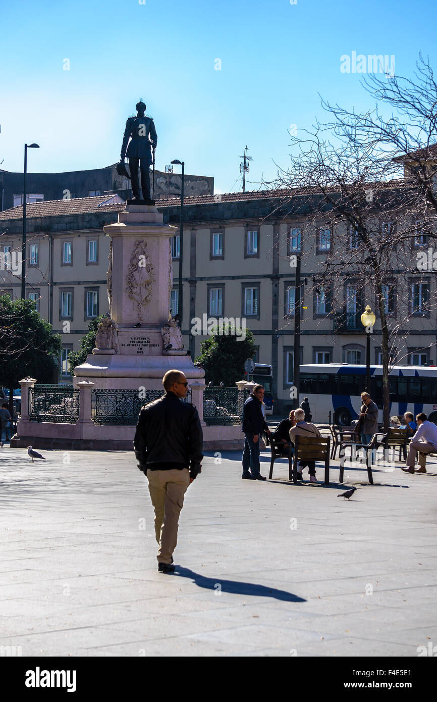 La fin de l'après-midi promenade à travers un carré à Porto. Septembre, 2015. Porto, Portugal. Banque D'Images
