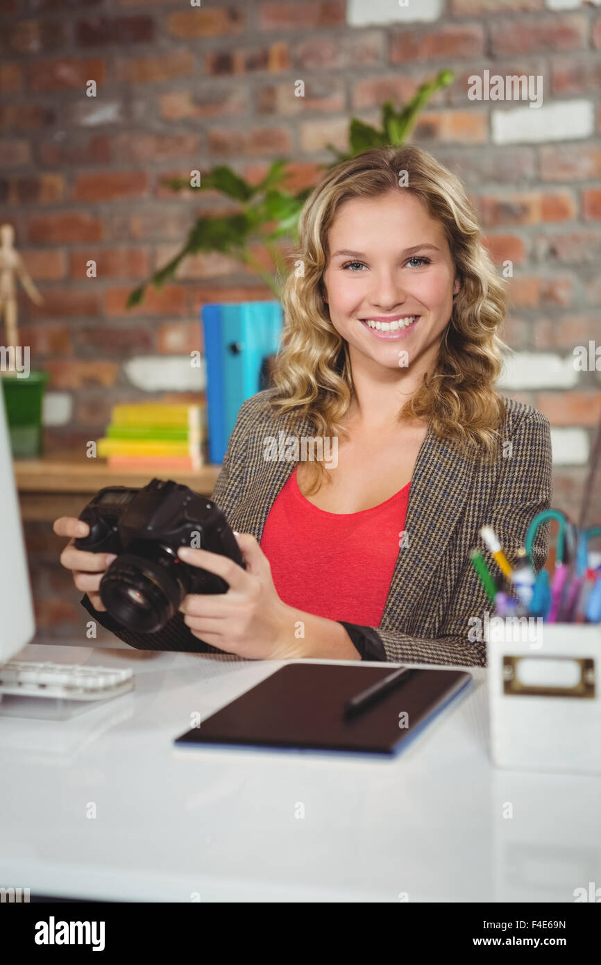 Portrait of smiling woman holding camera Banque D'Images