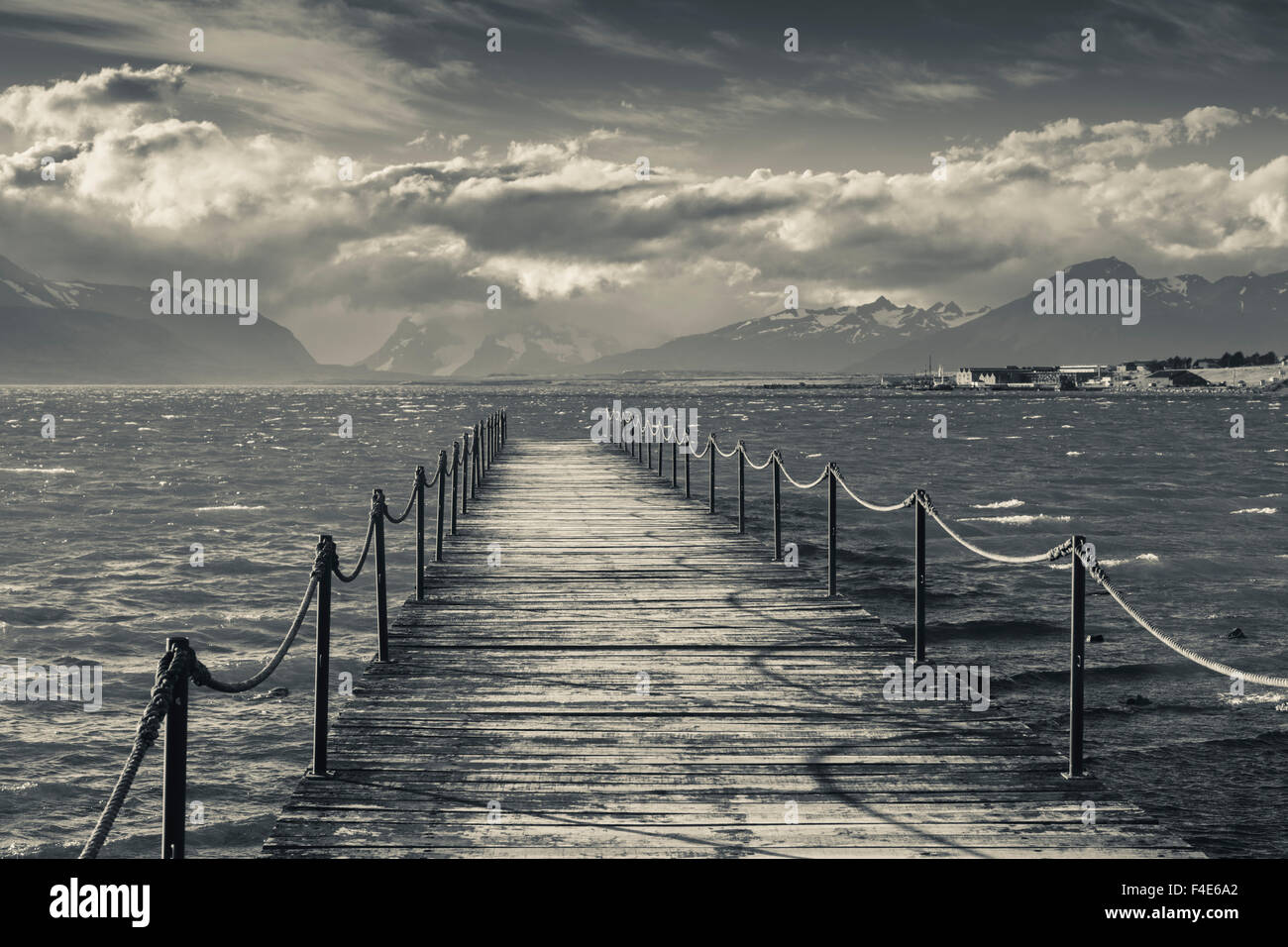 Le Chili, région de Magallanes, Puerto Natales, Seno Ultima Esperanza bay, jetée à Puerto bories. Banque D'Images