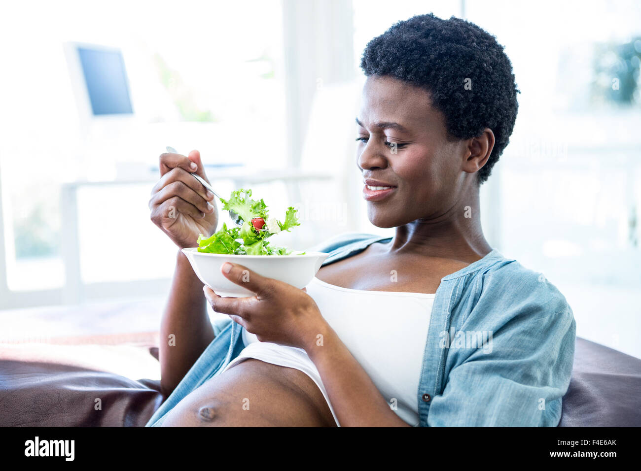 Femme enceinte bénéficiant d'une salade saine Banque D'Images