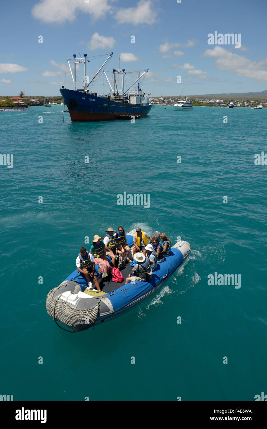 L'Amérique du Sud, l'Équateur, Îles Galápagos, l'île de Santa Cruz. Academy Bay, retour au bateau dans un sac gonflable. Tailles disponibles (grand format) Banque D'Images