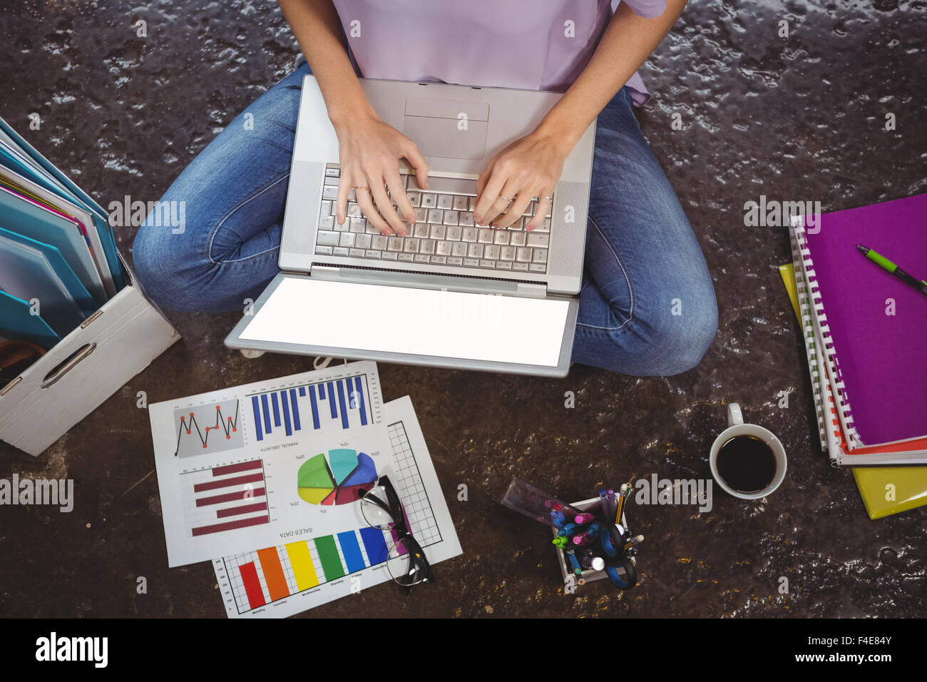 La section basse de businesswoman using laptop Banque D'Images