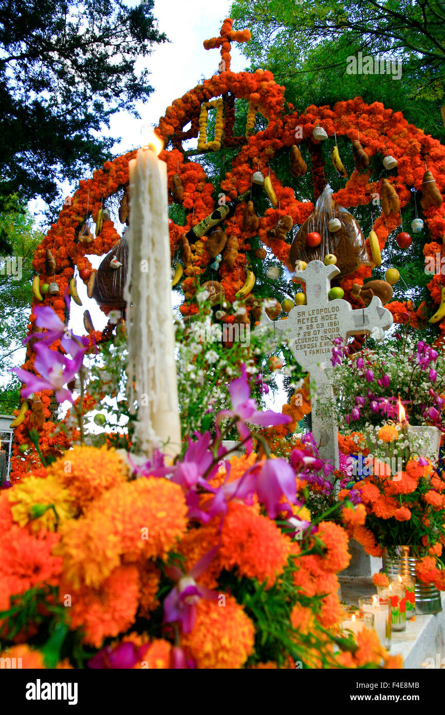 Tsun Tsin Tsan, au Mexique. Décorée avec des bougies de cimetière sans fin et de fleurs pour leurs proches qui ont disparu. Le Jour des Morts la fête. Banque D'Images