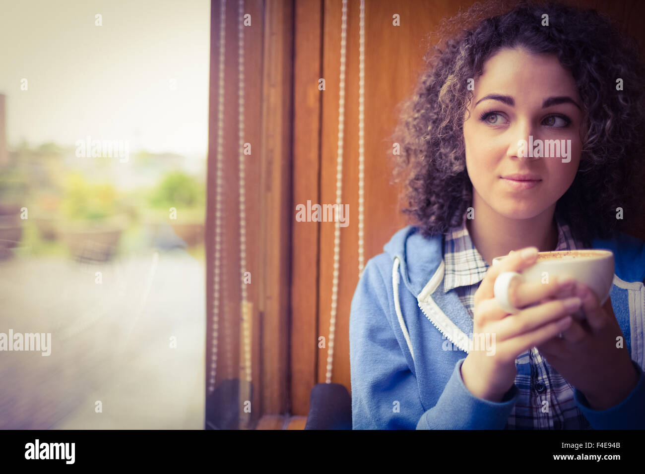 Pretty student sitting par la fenêtre Banque D'Images